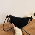 Borsa a mezzaluna nera in pelle scamosciata con design a pieghe e ciondolo di perle - Nero con ciondolo