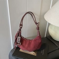 Sac hobo rétro en daim bordeaux avec poignée en cuir marron nouée et breloques - Rouge avec Pendentif
