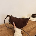 Borsa a mezzaluna in camoscio marrone con perline in legno e tracolla sottile - Caffè con Ciondolo