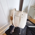 Grande borsa tote beige in pelle martellata con ciondolo a orsetto di peluche marrone - Bianco