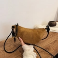 Borsa a tracolla a mezzaluna in camoscio giallo zenzero con pieghe e ciondolo in legno - Cachi con Pendente