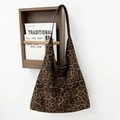Detalle de bolso hobo con estampado de leopardo colgado en un soporte de pared de madera - Estampado de Leopardo Grande Café