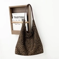 Primer plano del bolso saco de ante con estampado de leopardo y asas de cuero fino - Estampado de Leopardo Pequeño Café