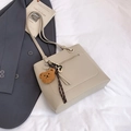 Elegante borsa tote kaki chiaro con trama litchi e ciondolo orso per donne moderne - Albicocca