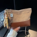 Sac bandoulière rétro matelassé en daim beige et cuir marron avec breloque à pompon - Khaki Avec Pendentif