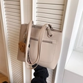 Elegante borsa tote beige in pelle martellata con un tenero orsetto marrone - Cachi