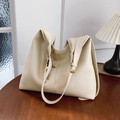 Borsa tote grande bianco crema in pelle martellata con tracolla regolabile e charm - Bianco Sporco