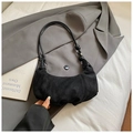 Sac croissant en daim noir minimaliste avec bandoulière nouée sur un blazer gris - Noir sans Pendentif