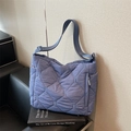 Quilted tote bag in foggy blue with adjustable wide strap and side zipper pocket - Blue