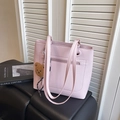 Borsa tote rosa in pelle martellata con ciondolo a forma di orsetto di peluche marrone - Rosa