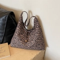 Borsa hobo in tela leopardata con dettaglio coulisse e ciondolo con perla ambra - Leopardo Caffè
