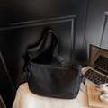 Borsa a tracolla nera minimalista con doppia cerniera e texture in nylon - Nero