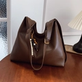 Borsa tote in pelle marrone scuro con nappa di perline colorate e tracolla regolabile - Marrone