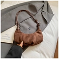 Sac hobo en cuir mat marron foncé avec bandoulière nouée sur un blazer gris - Café sans Pendentif