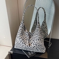 Grande borsa tote in tela con stampa leopardata bianca e nera e tracolla larga - Leopardo Bianco