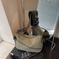 Borsa a mezzaluna in nylon verde oliva con tracolla regolabile e design casual outdoor - Verde