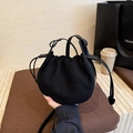 Minimalistische schwarze Falten-Eimertasche aus Canvas mit Lederriemen für den Alltag - Schwarz