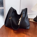 Grande borsa hobo nera in pelle con grana litchi e perline di legno decorative - Nero
