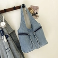Borsa tote in denim azzurro con tasche diagonali con zip e dettagli di frange vintage - Blu