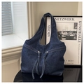 Borsa hobo in denim blu scuro con doppie cerniere frontali e lunghe nappe a frangia - Blu scuro