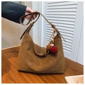 Detail einer braunen Wildleder-Hobo-Tasche mit verstellbarem Gurt und MERFIL-Prägelogo - Braun