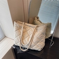 Grand cabas matelassé beige au design minimaliste avec motif de losanges élégants - Blanc Cassé