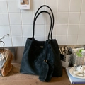 Grand sac cabas noir en cuir mat avec logo doré et pochette assortie - Noir
