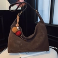 Braune matte hobo-tasche aus wildleder mit verstellbarem riemen und plüsch-anhänger - Braun
