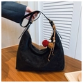 Detail der schwarzen Wildleder-Hobo-Tasche mit MEEFIL-Logo und handgemachtem Anhänger - Schwarz