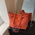 Sac fourre-tout matelassé rouge brique avec intérieur spacieux pour le quotidien - Orange