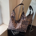 Bolso hobo vintage con estampado de leopardo, mini monedero y asa de cuero - Estampado de Leopardo Correa Marrón
