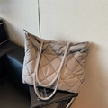 Grand sac cabas matelassé gris avec motif en losanges et design minimaliste chic - Gris