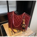Sac fourre-tout matelassé rouge foncé avec motif losanges et breloque lapin - Rouge Vin Avec Pendentif
