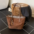 Cabas en daim marron foncé avec doublure rayée et pendentif en coquillages - Marron
