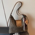 Große Shopper-Tasche mit Leopardenmuster, brauner Lederklappe und Plüschbär-Anhänger - Mit Anhänger / Grün