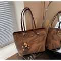 Détail d'un grand sac cabas marron avec texture marbrée et breloque en peluche - Café avec Pendentif