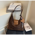 Leopard-Tragetasche mit braunem Lederbesatz und süßem Plüschbär-Anhänger-Accessoire - Mit Anhänger / Kaffeebraun