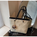 Vue détaillée du sac cabas vert mat avec un charm monstre mignon et un accent en métal - Kaki Noir Avec Pendentif