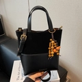 Sac seau rétro noir mat avec bandoulière réglable et pendentif décoratif en perles - Avec Pendentif / Noir