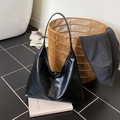 Klassische schwarze Hobo-Tasche mit Ledertextur und großem Fassungsvermögen für den Alltag - Schwarz