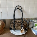 Detail van luipaardprint Boston tas met zwart leren bies en metalen ring details - Luipaardprint Met Bedel