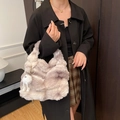 Bolso tote de piel sintética tie-dye violeta y gris con colgante de peluche y cadena - Blanco Roto