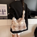 Bolso tote de piel sintética beige con correa de cadena y detalle de cola suave - Caqui