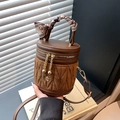 Braune Beuteltasche aus gestepptem Wildleder und Leder mit Vintage-Seidentuchgriff - Braun