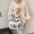 Bolso de peluche en color gris y blanco con un divertido colgante de ojos grandes - Gris claro