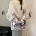 Sac cabas en fausse fourrure avec chaîne et breloque poupée motif marbre gris et blanc - Gris
