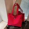 Borsa tote in tela rossa con ricamo di animali e robusti doppi manici superiori - Borgogna