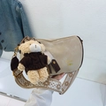Sac bandoulière beige avec bandoulière jacquard et breloque ours en peluche - Khaki Avec Pendentif