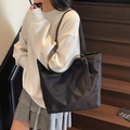 Borsa tote nera in nylon resistente con cuciture a contrasto e fibbia in oro fine - Nero