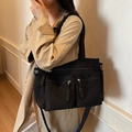 Sac fourre-tout noir en velours côtelé avec deux poches avant et bandoulière ajustable - Noir